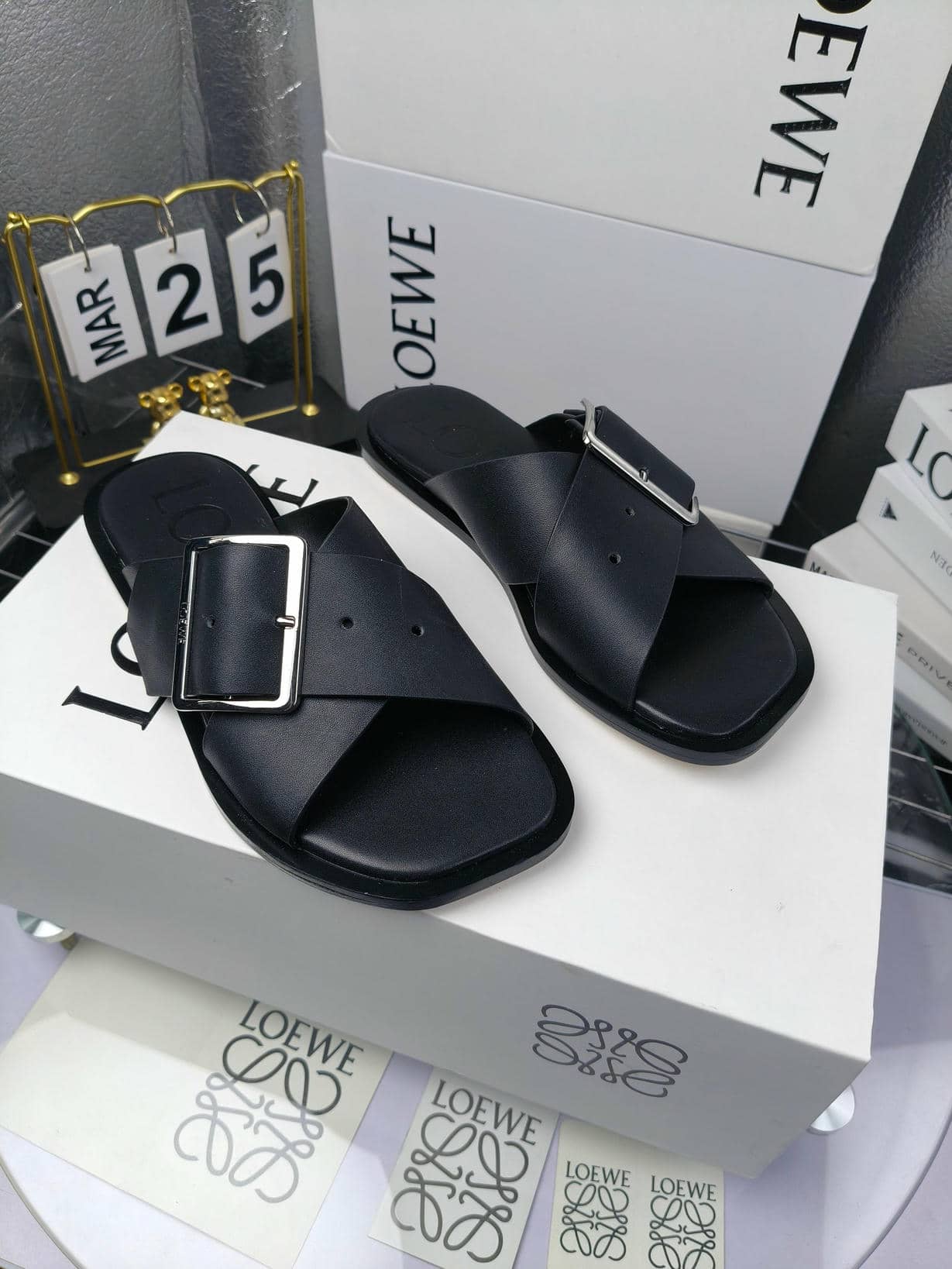 Loewe 25SS slider-6